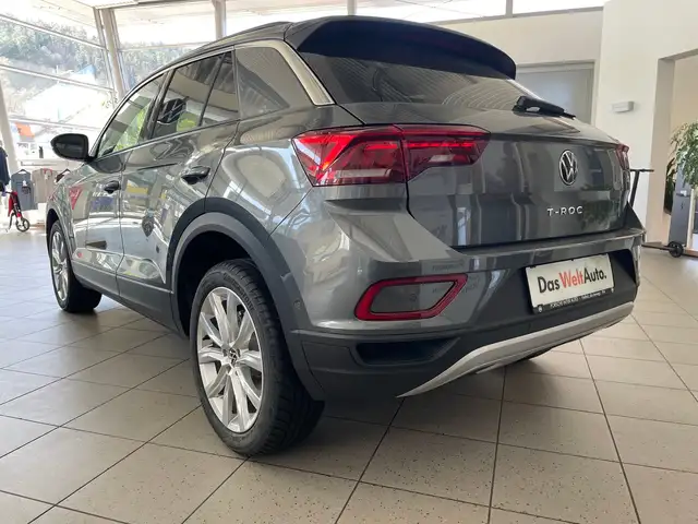 Volkswagen T-Roc view 3