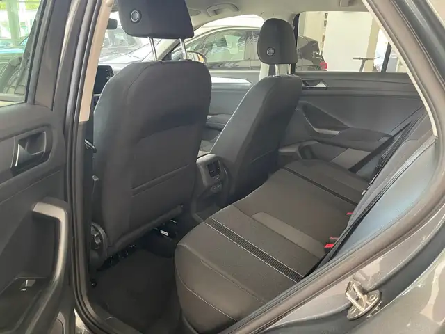 Volkswagen T-Roc view 4