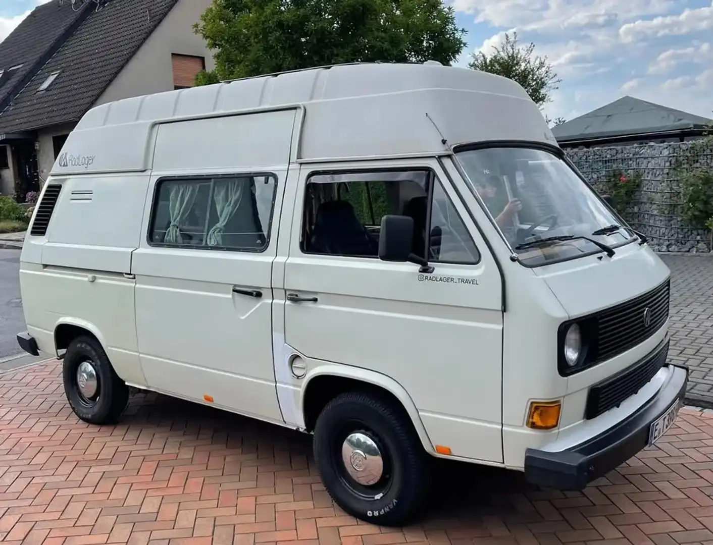 Volkswagen T3 Wohnmobil mit H Kennzeichen im Boho-Stil Bílá - 1