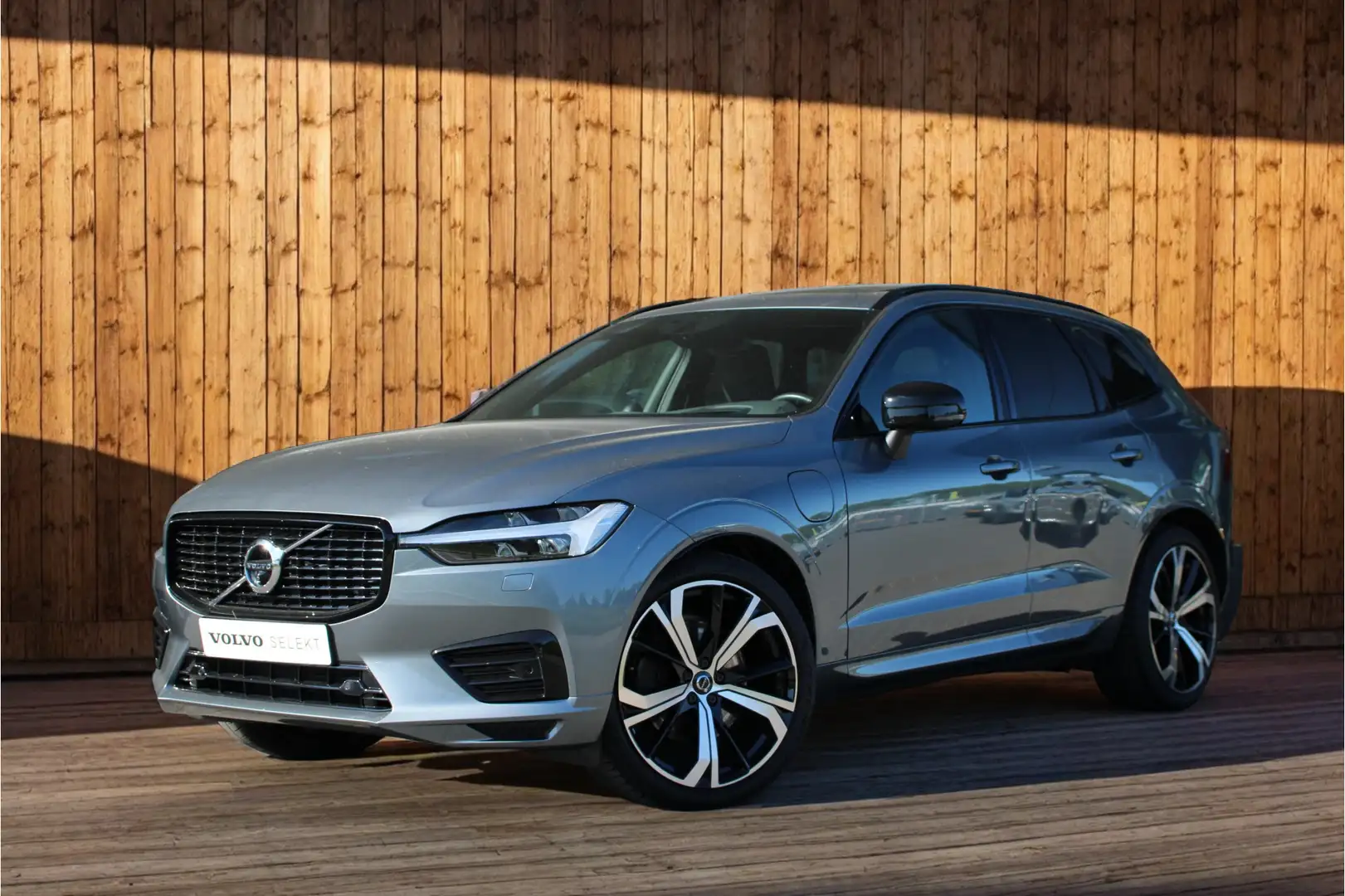 Volvo XC60 T6 AWD R-Design | Luchtvering | Bowers & Wilkins | Grijs - 1