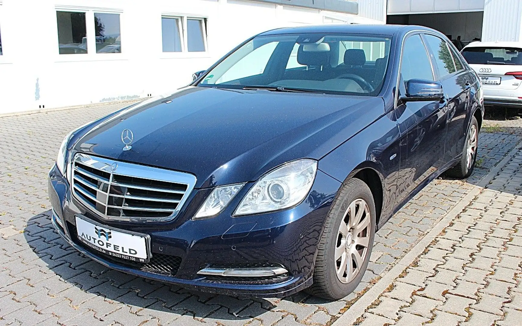 Mercedes-Benz E 220 CDI AVANTGARDE/BI XENON/NAVI/ACC/RCAM/BT/ Blau - 1