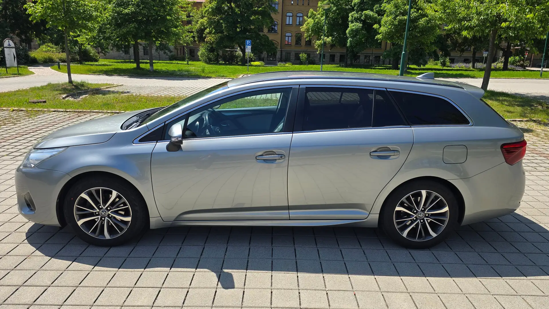 Toyota Avensis Avensis Touring Sports 1.8 Comfort Silber - 2