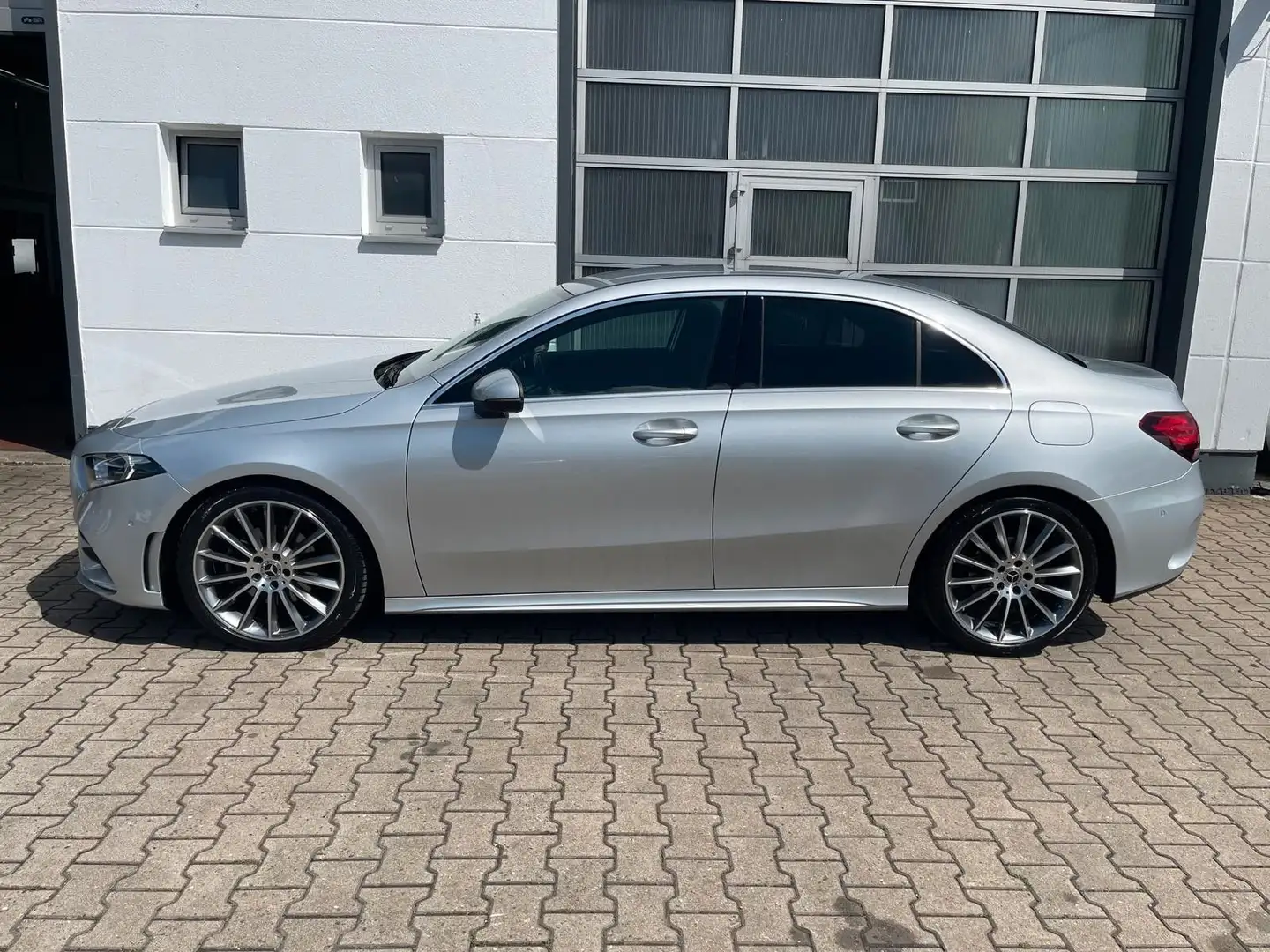 Mercedes-Benz A 200 d Lim AMG/1HD/MWST/SHZ/NAVI Zilver - 1