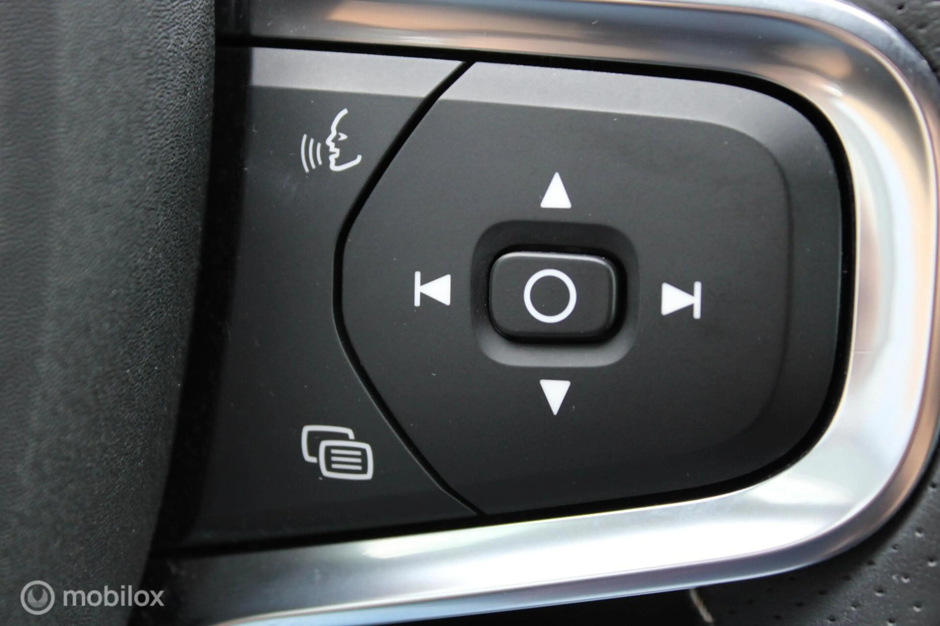 Volvo XC40 Recharge P8 409 PK AWD R-Design, Wit parelmoer, Zw — photo 23