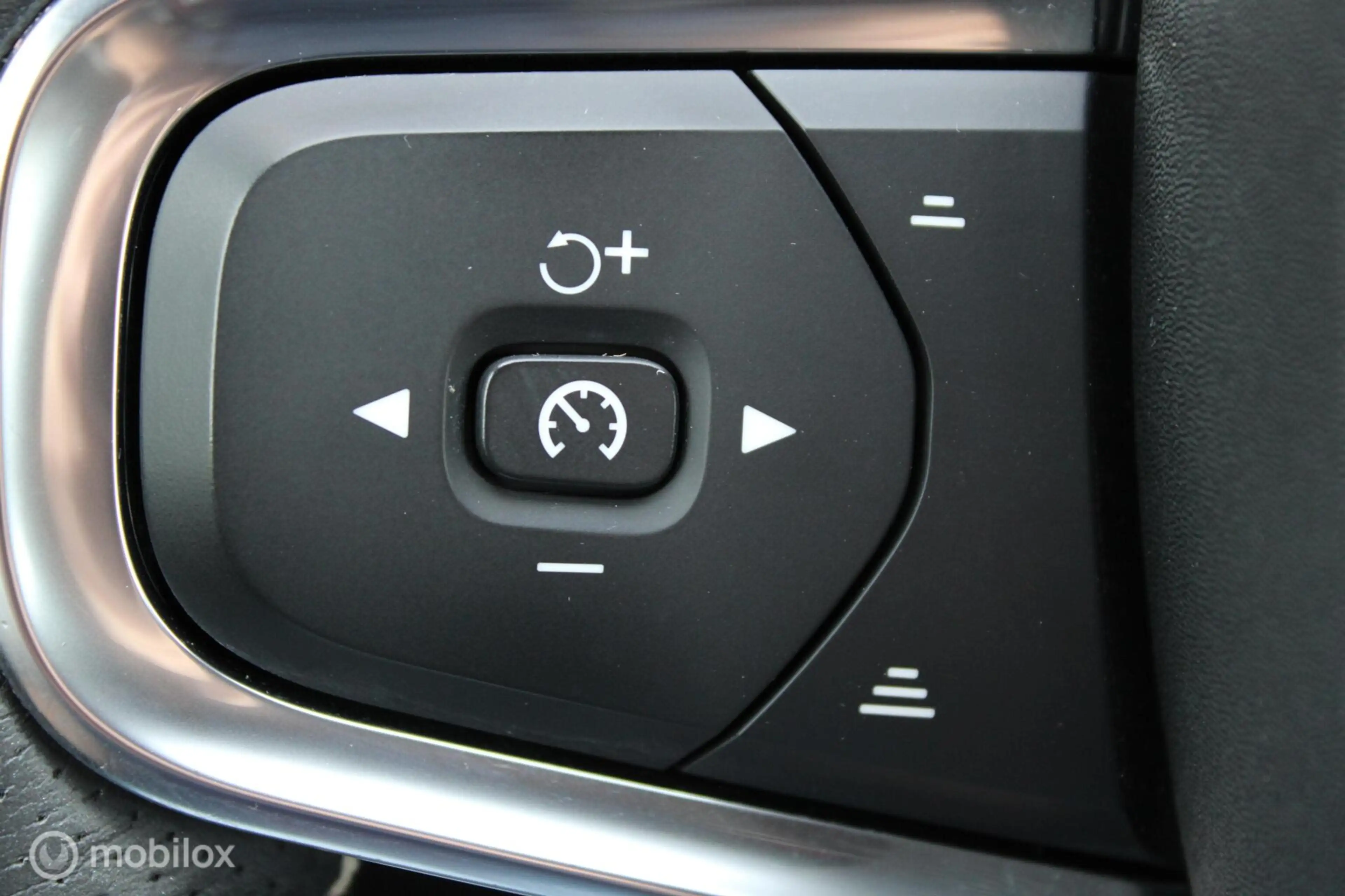 Volvo XC40 Recharge P8 409 PK AWD R-Design, Wit parelmoer, Zw — photo 24