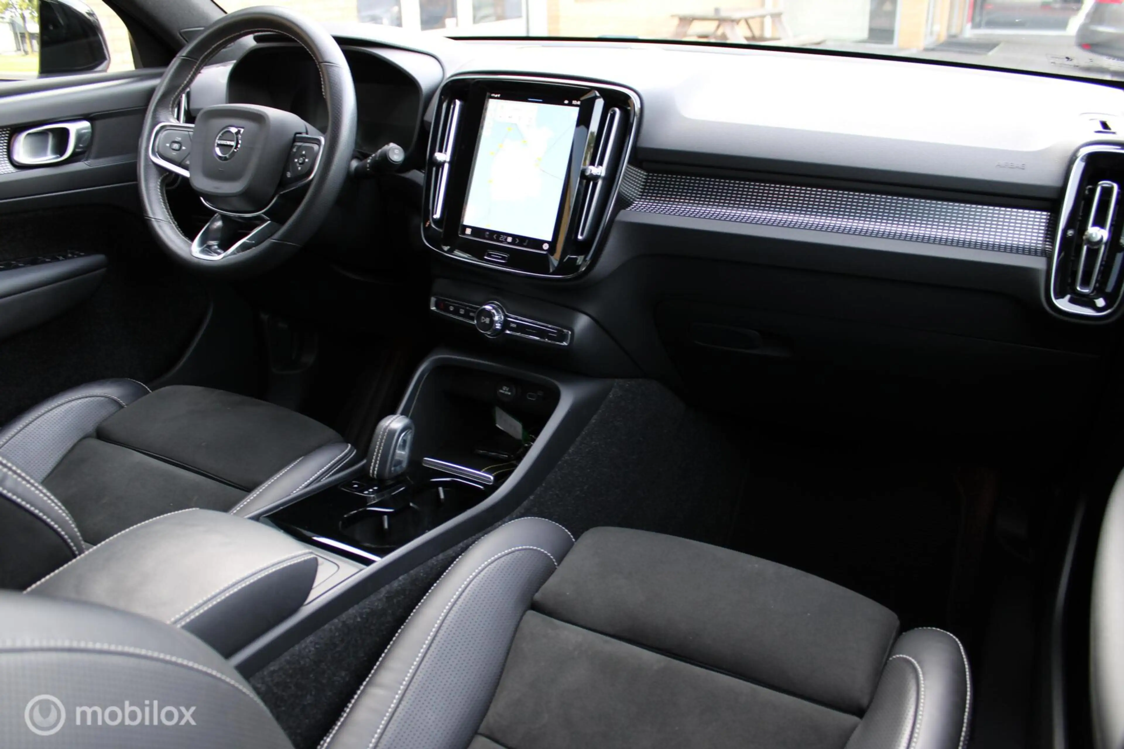 Volvo XC40 Recharge P8 409 PK AWD R-Design, Wit parelmoer, Zw — photo 2