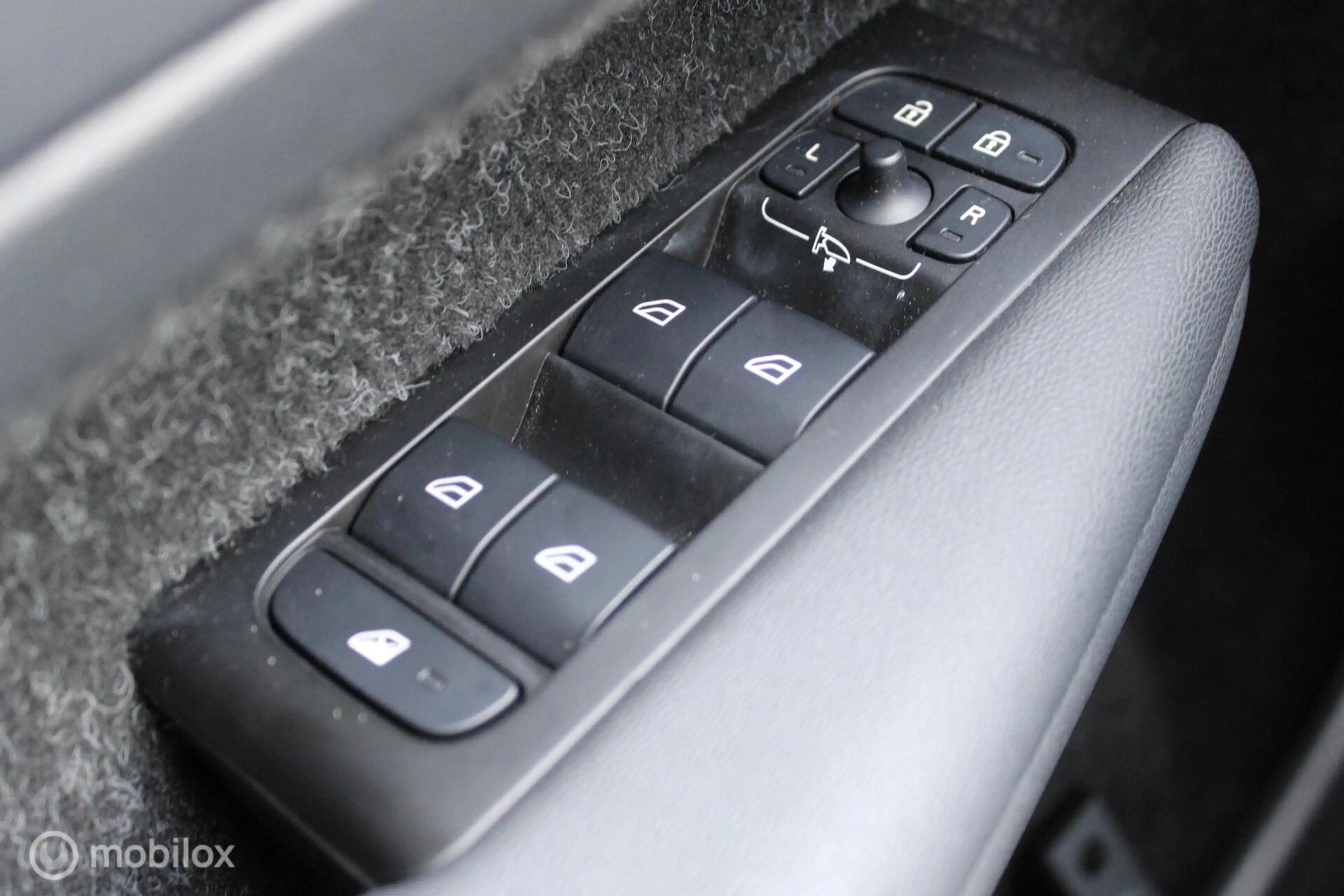 Volvo XC40 Recharge P8 409 PK AWD R-Design, Wit parelmoer, Zw — photo 21