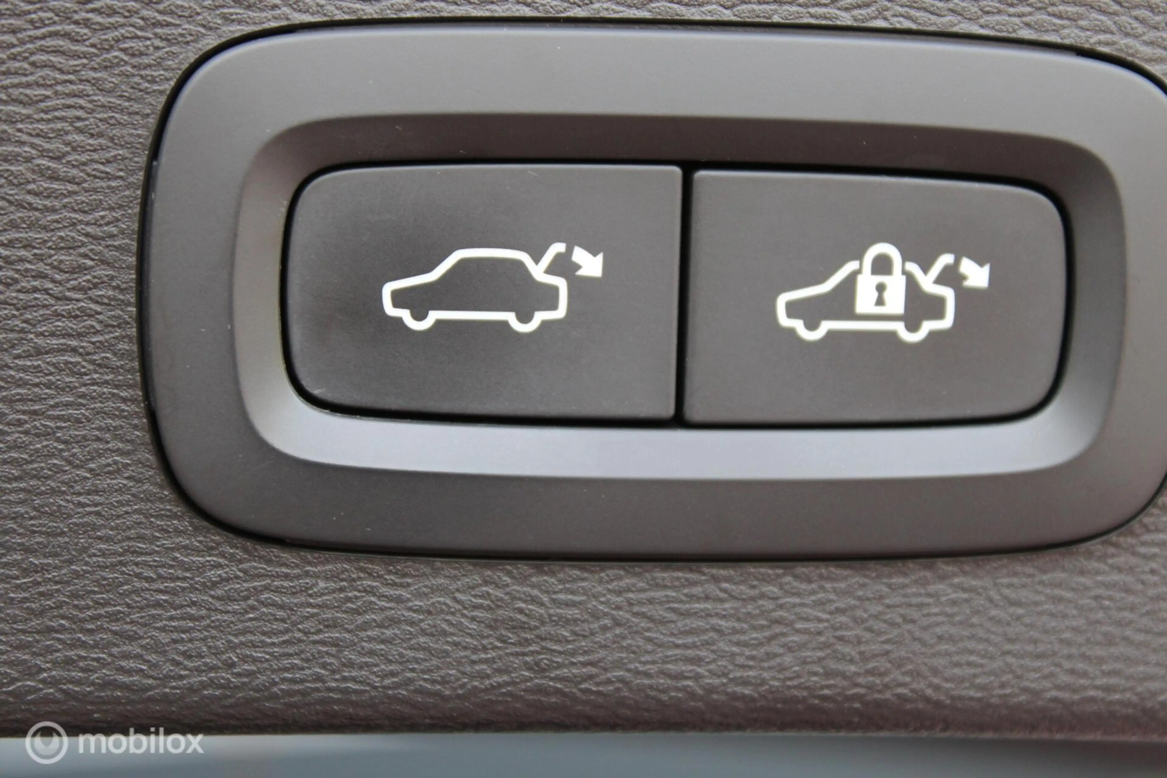 Volvo XC40 Recharge P8 409 PK AWD R-Design, Wit parelmoer, Zw — photo 19