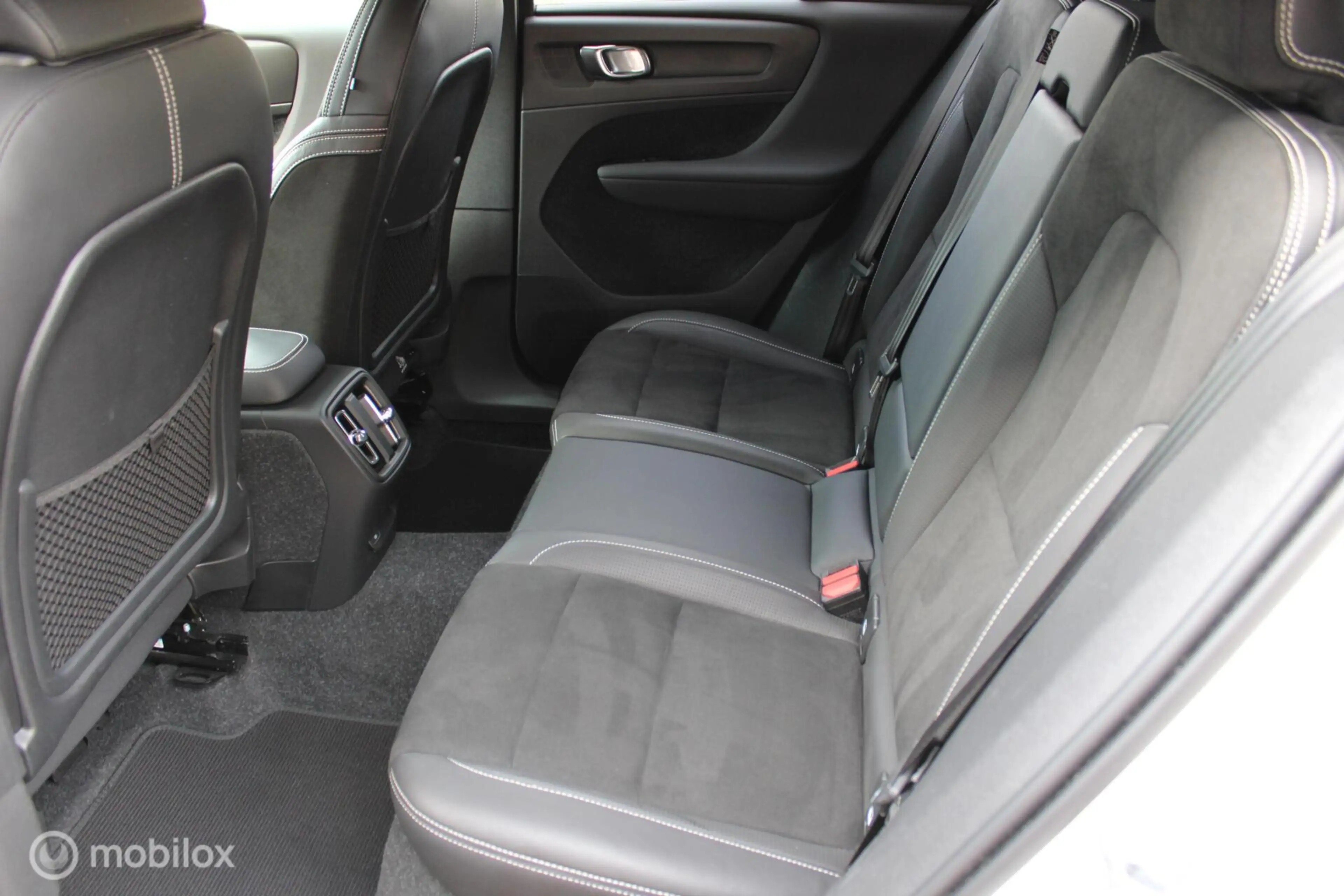Volvo XC40 Recharge P8 409 PK AWD R-Design, Wit parelmoer, Zw — photo 17