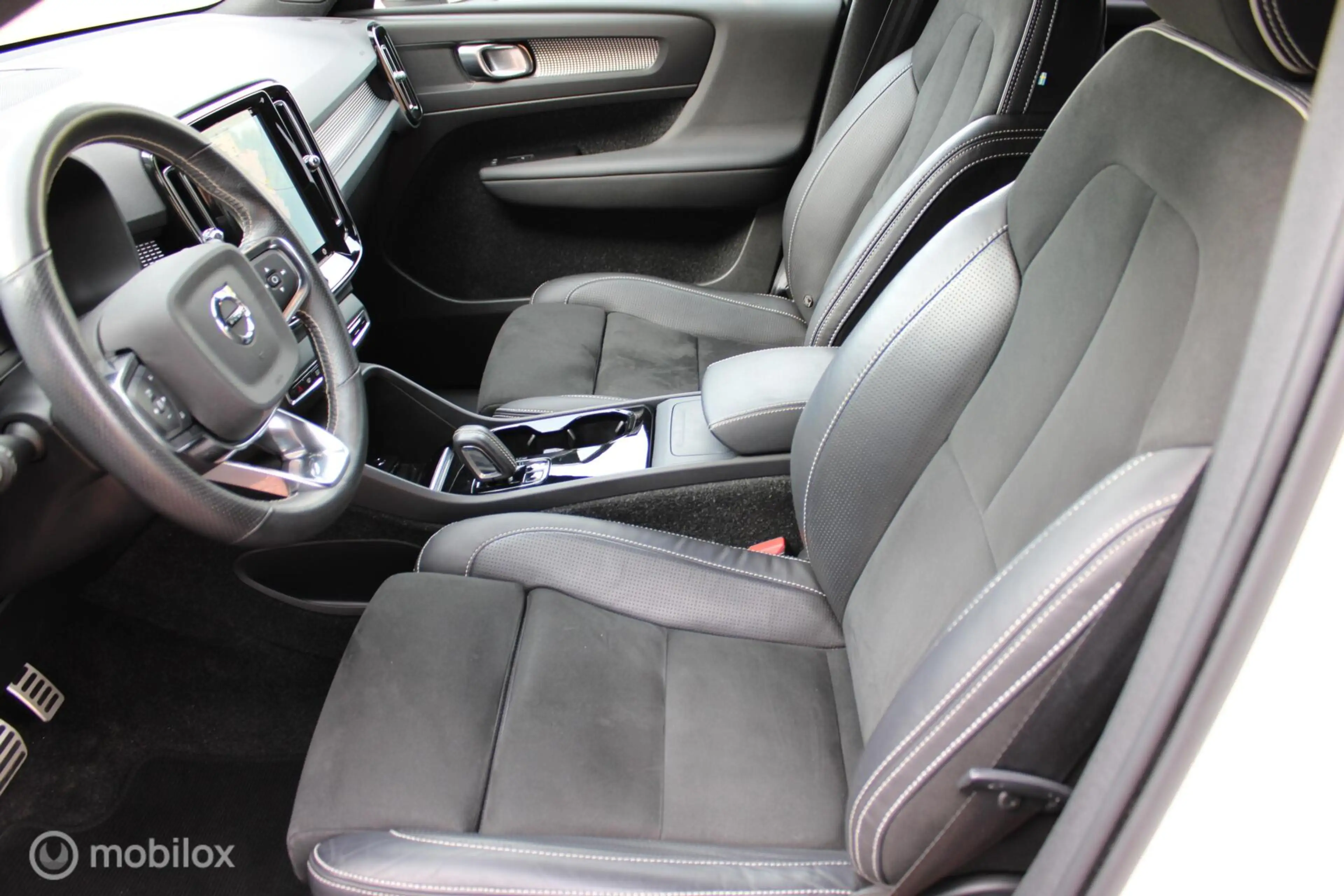 Volvo XC40 Recharge P8 409 PK AWD R-Design, Wit parelmoer, Zw — photo 15