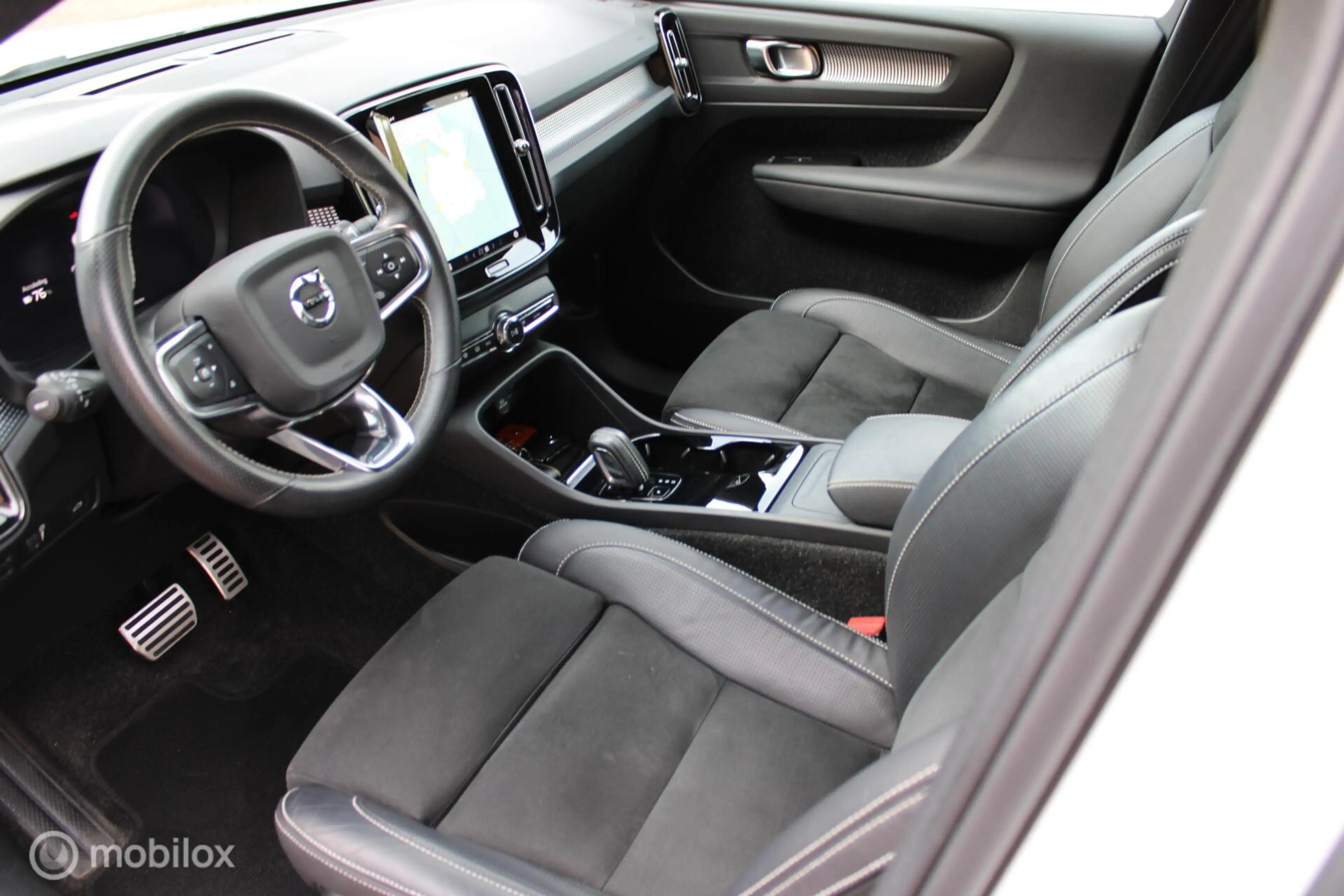Volvo XC40 Recharge P8 409 PK AWD R-Design, Wit parelmoer, Zw — photo 6