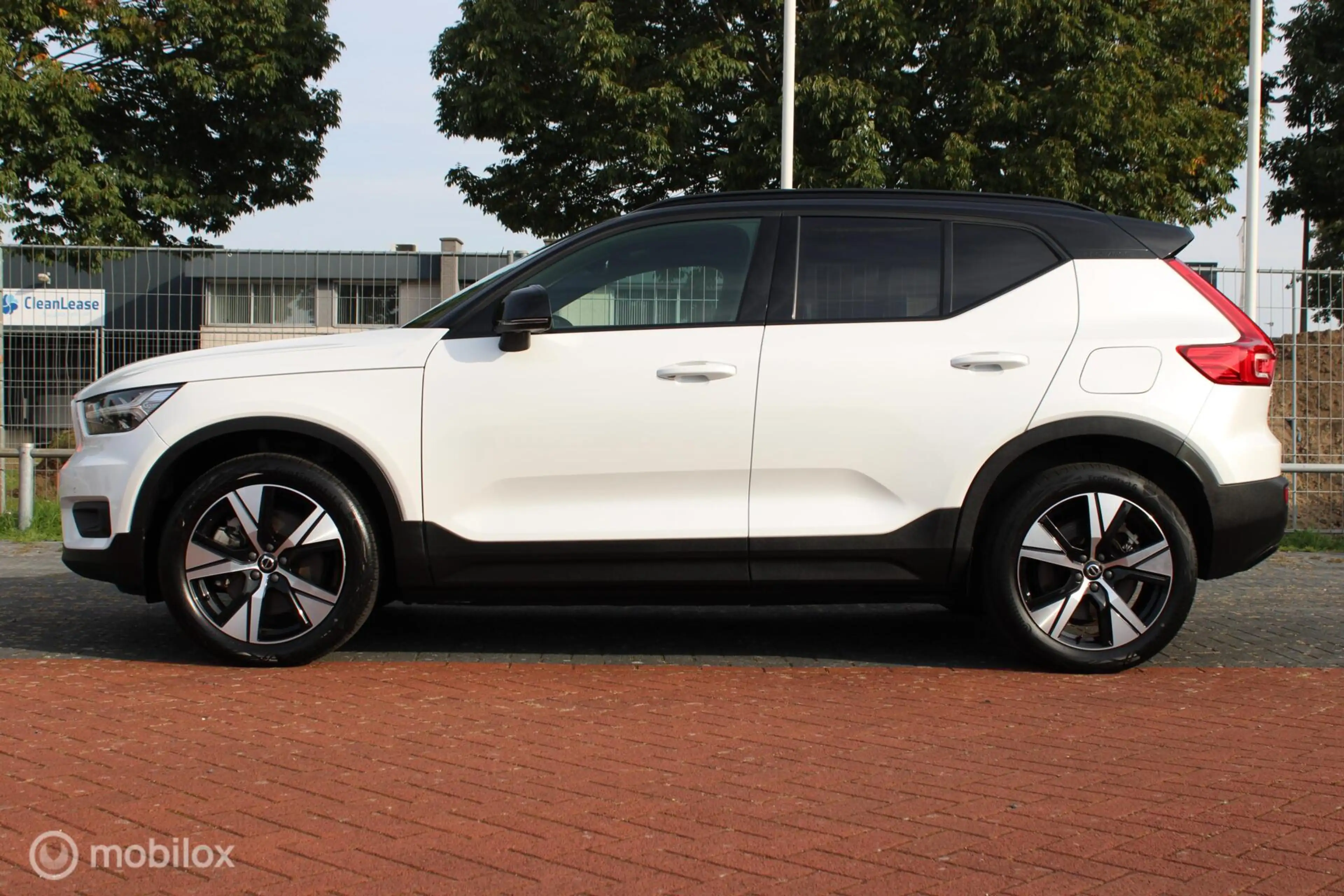 Volvo XC40 Recharge P8 409 PK AWD R-Design, Wit parelmoer, Zw — photo 3