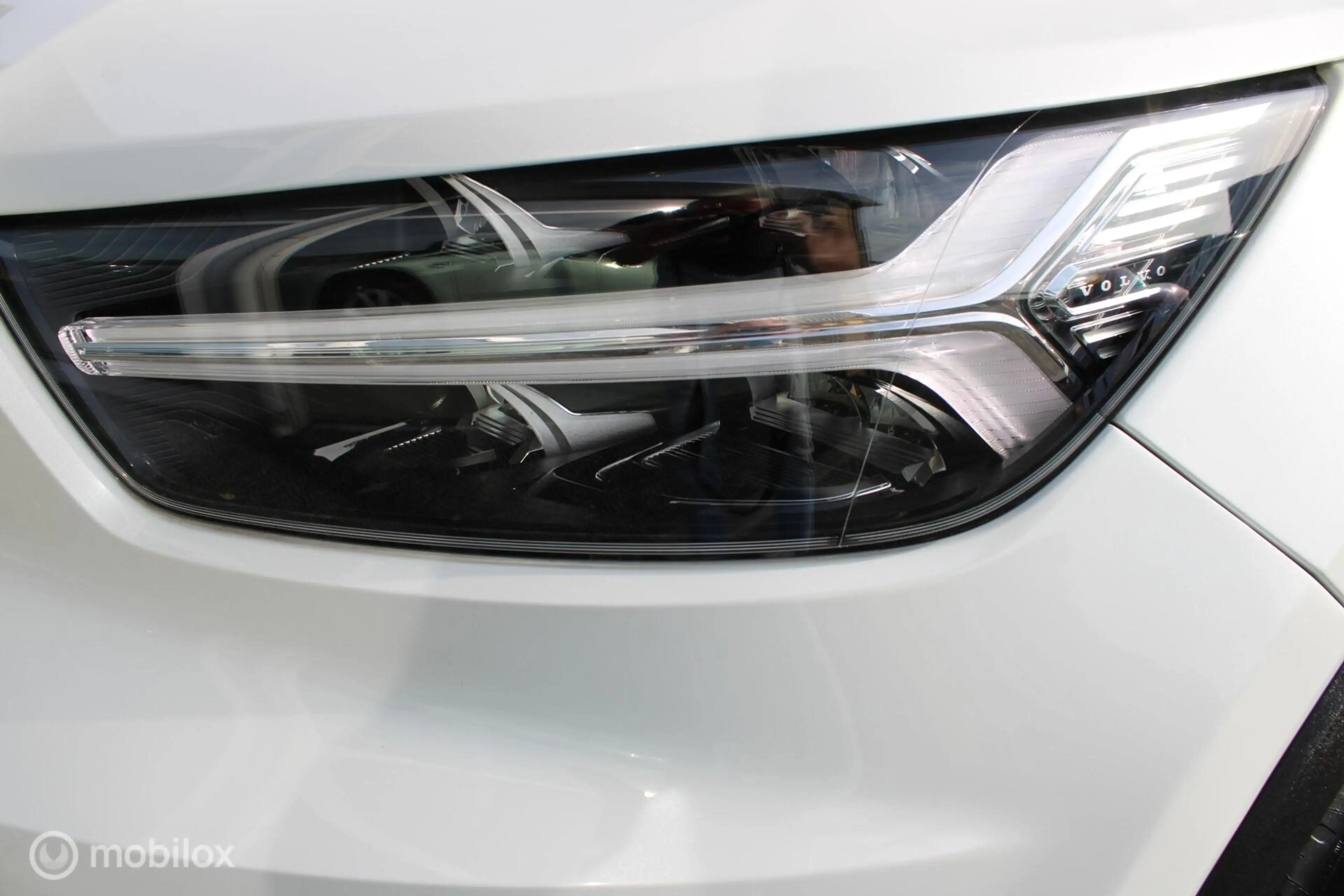 Volvo XC40 Recharge P8 409 PK AWD R-Design, Wit parelmoer, Zw — photo 27