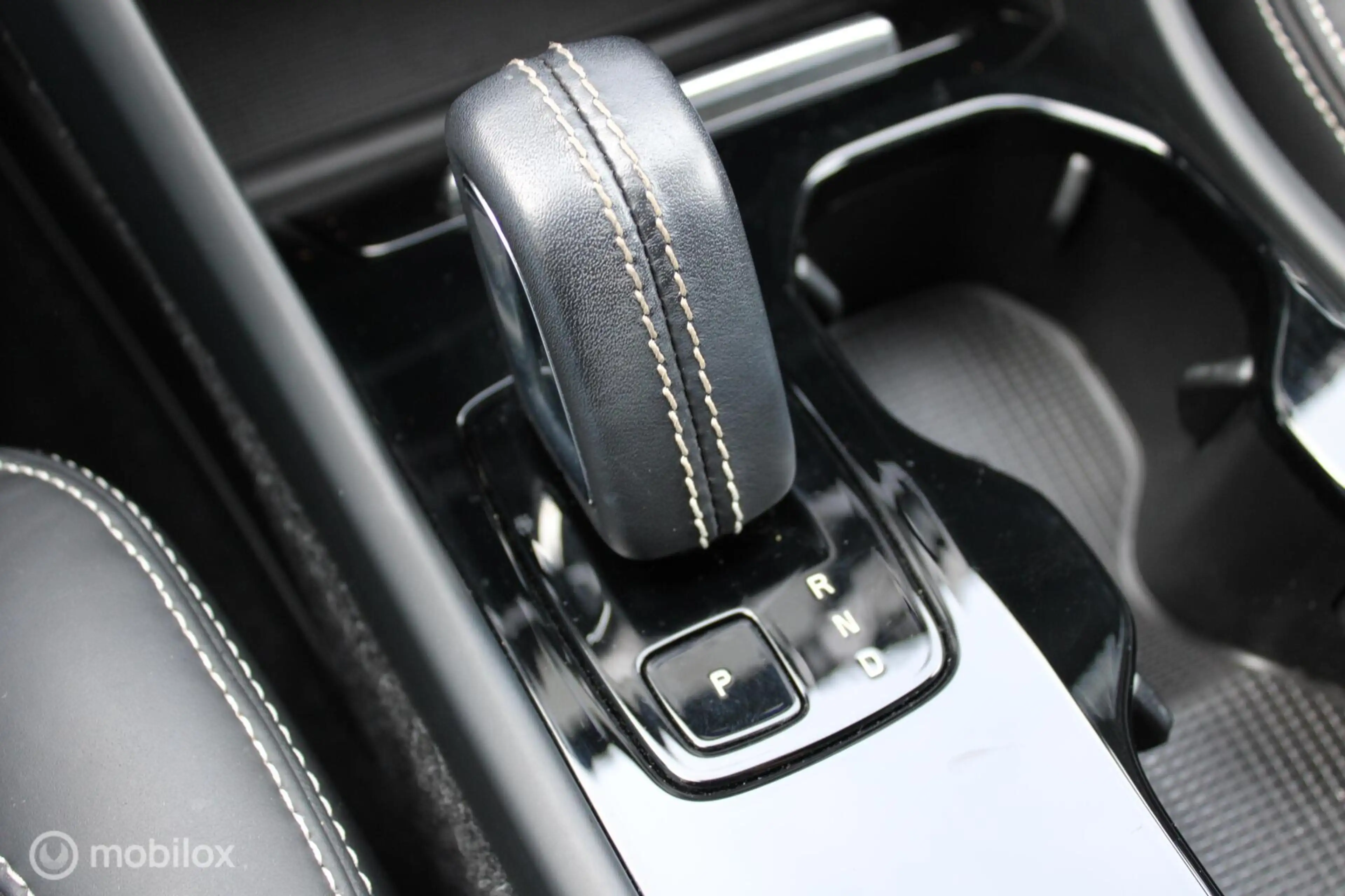 Volvo XC40 Recharge P8 409 PK AWD R-Design, Wit parelmoer, Zw — photo 22
