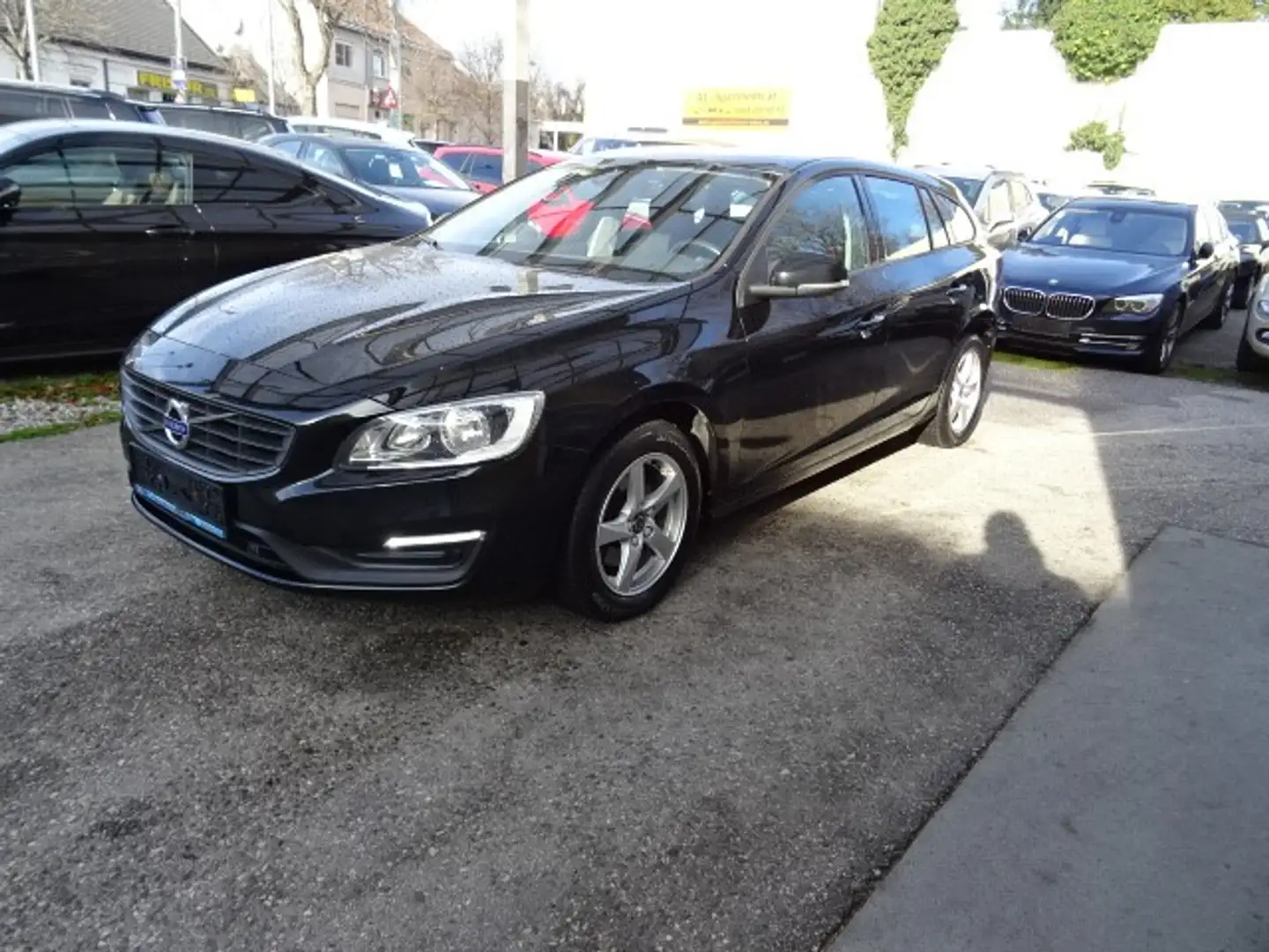 Volvo V60 D2 Kinetic Geartronic Schwarz - 2