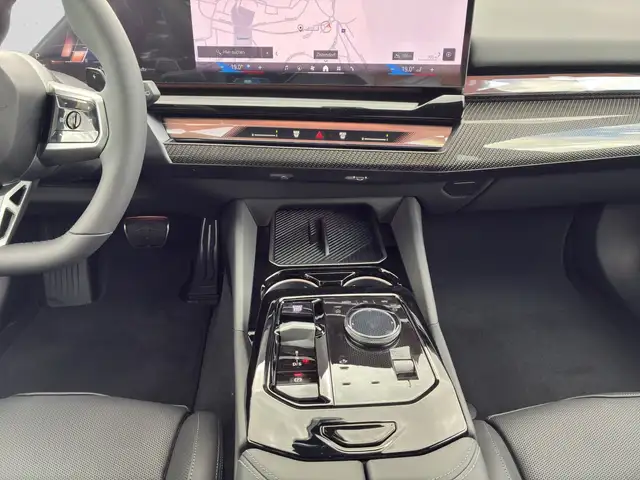 BMW 5 Series view 14