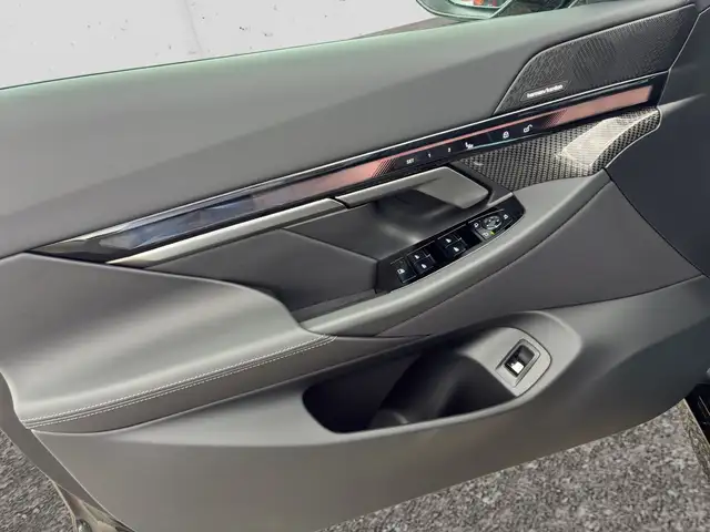 BMW 5 Series view 9