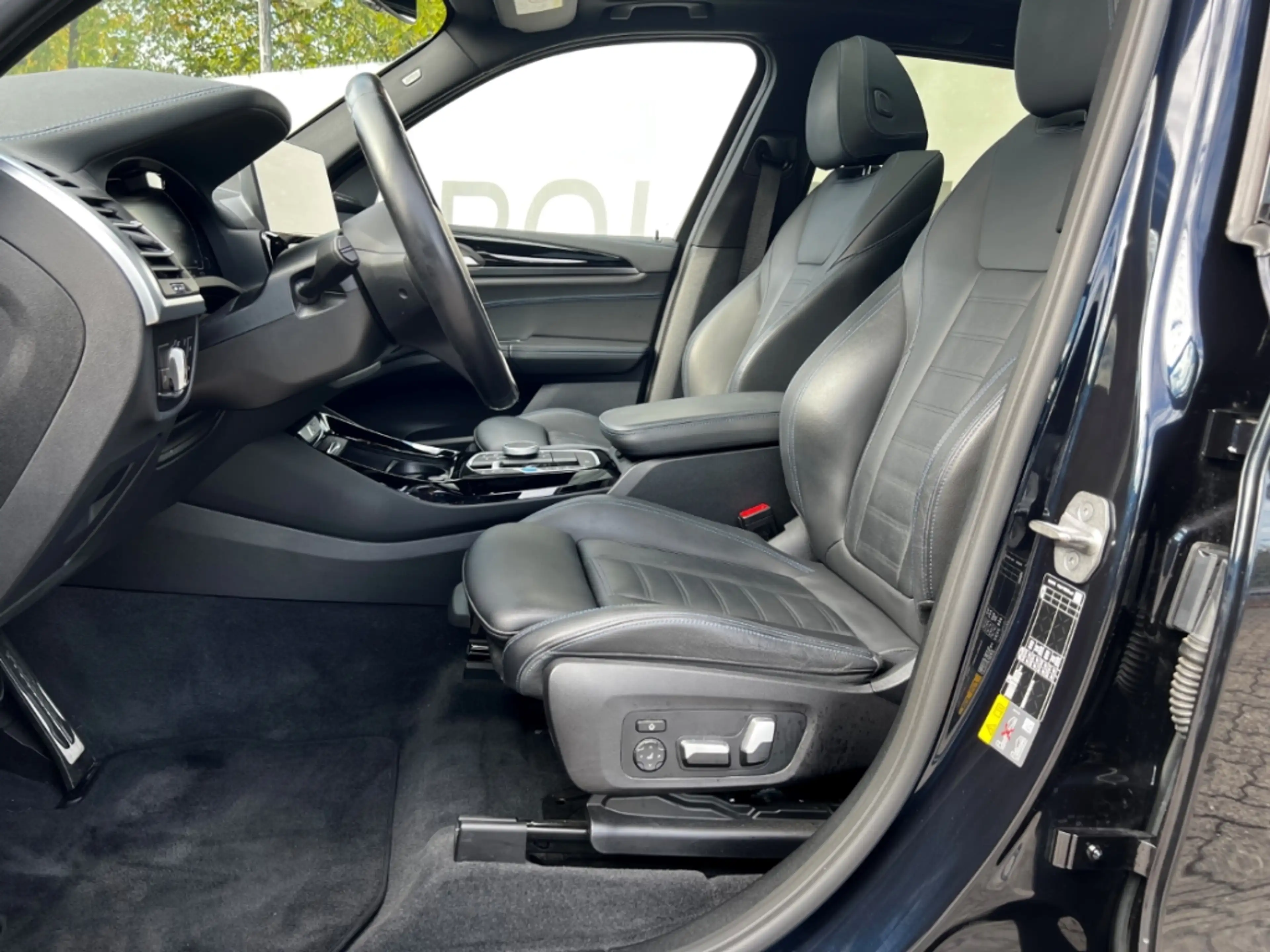 BMW iX3 Sportpaket HUD AD AHK-klappbar El. Fondsitzverst. — photo 6