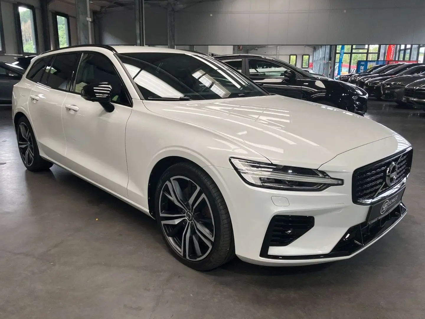 Volvo V60 R Design Recharge Plug-In Hybrid AWD Blanc - 1