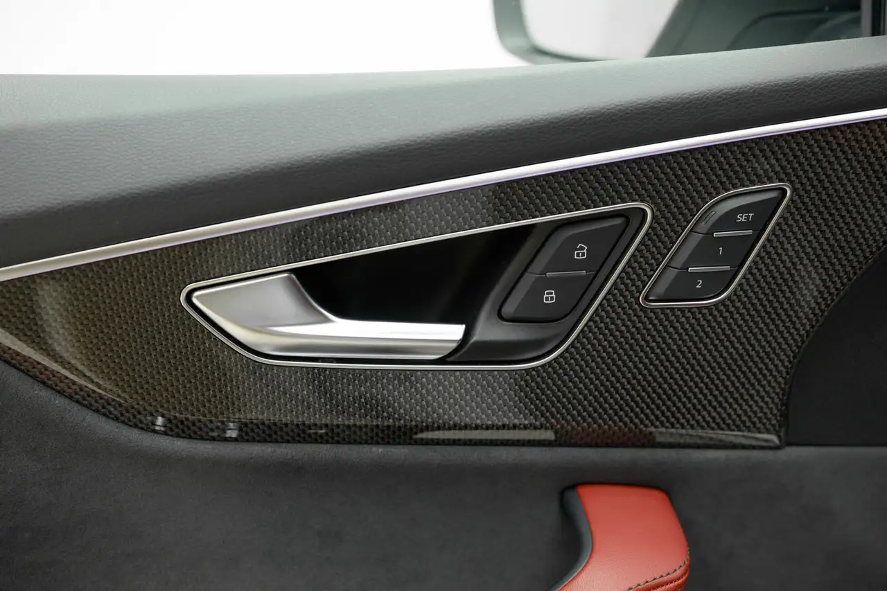 Audi SQ8 снимка Audi SQ8