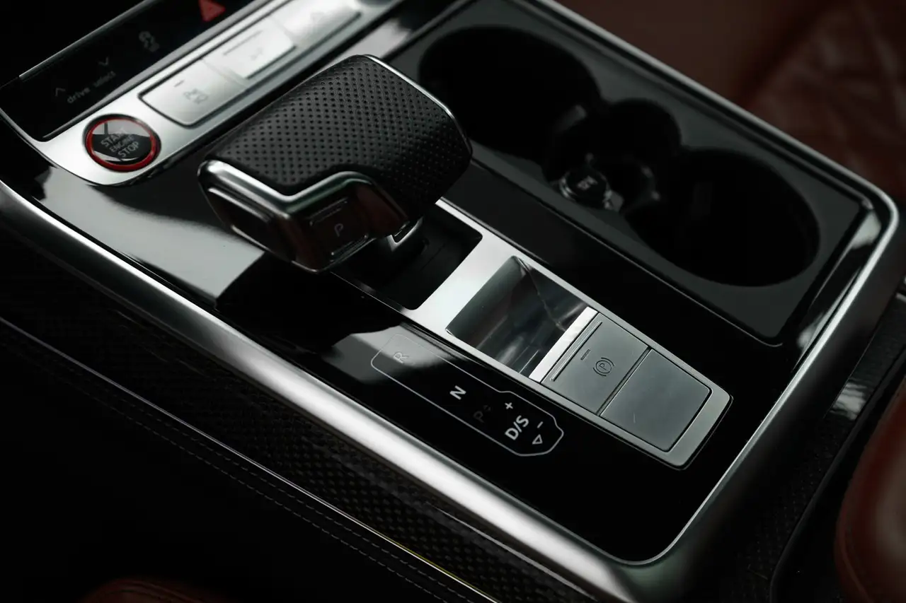 Audi SQ8 снимка Audi SQ8