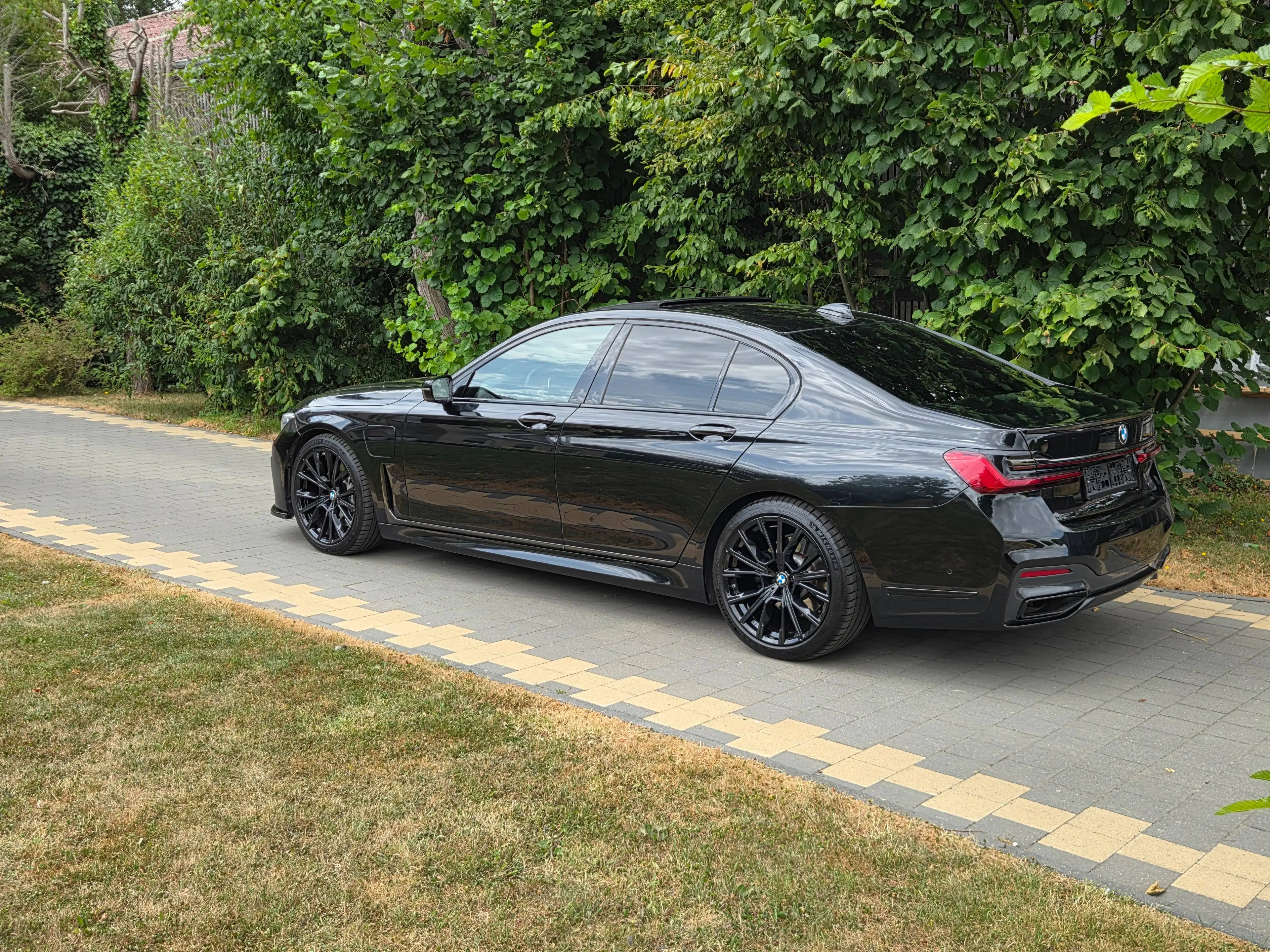 BMW 745 e iPerformance — photo 4