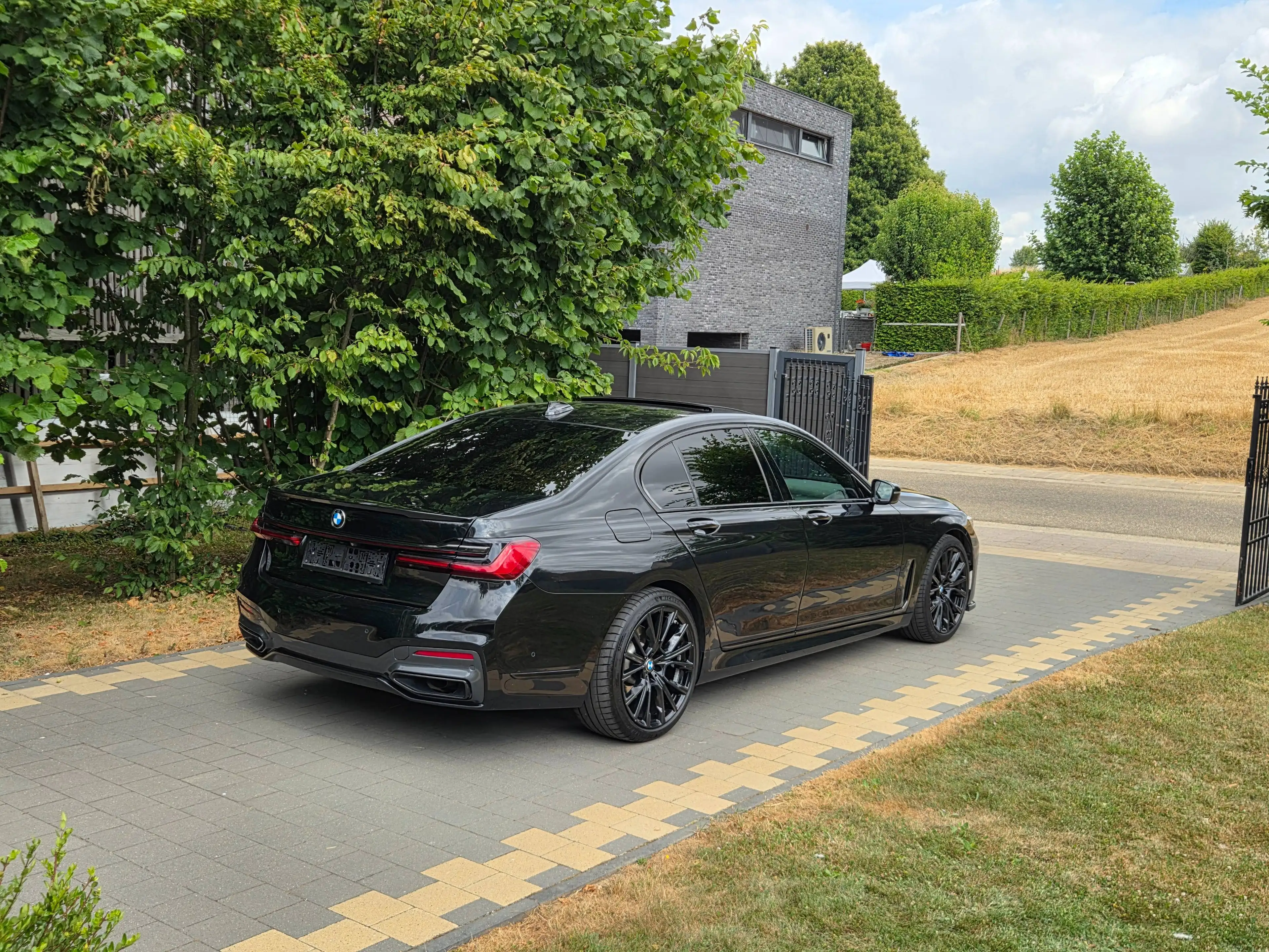 BMW 745 e iPerformance — photo 2