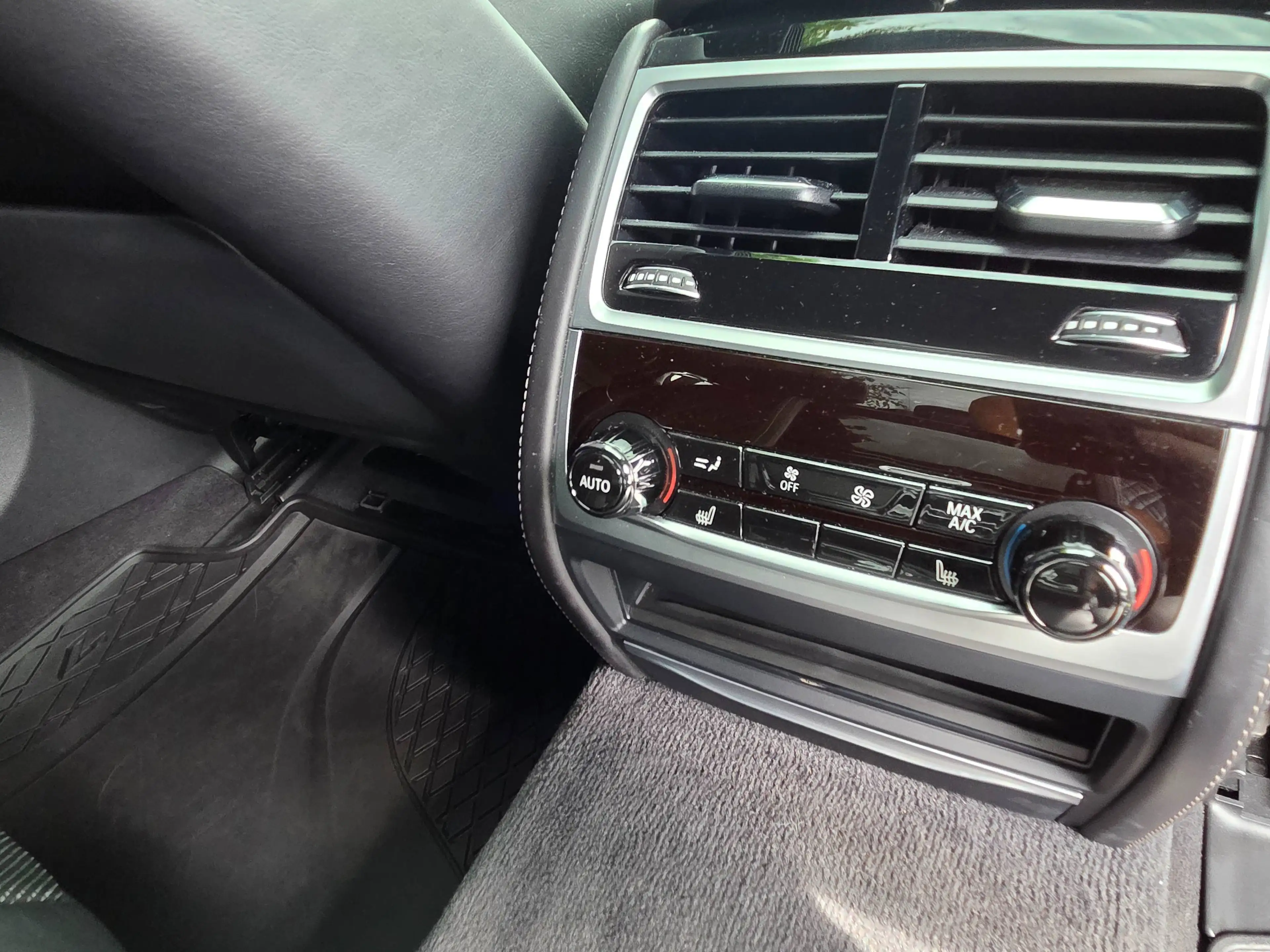 BMW 745 e iPerformance — photo 14