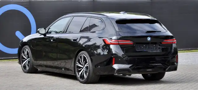 BMW 5 Series view 3
