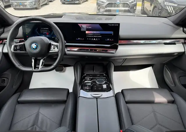 BMW 5 Series view 6