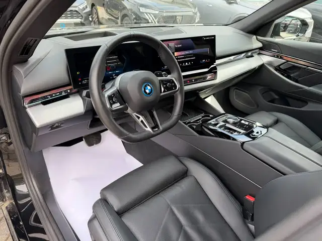 BMW 5 Series view 4