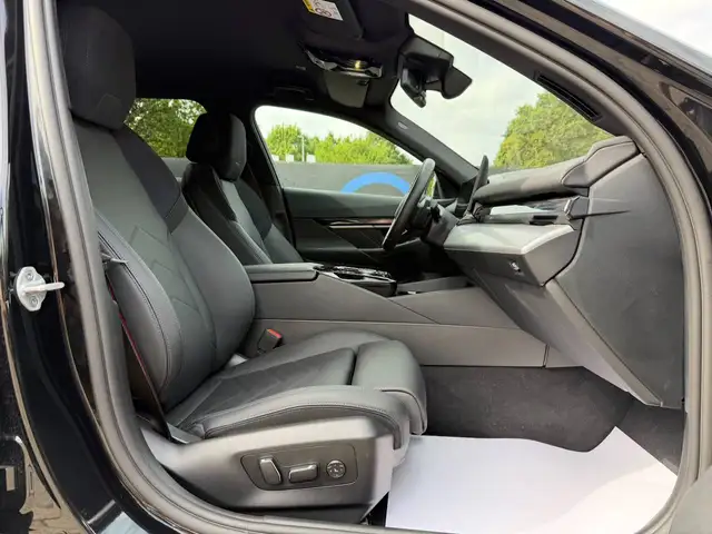 BMW 5 Series view 8