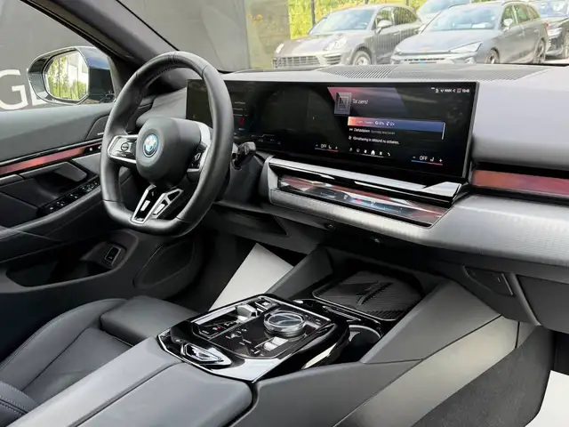 BMW 5 Series view 5