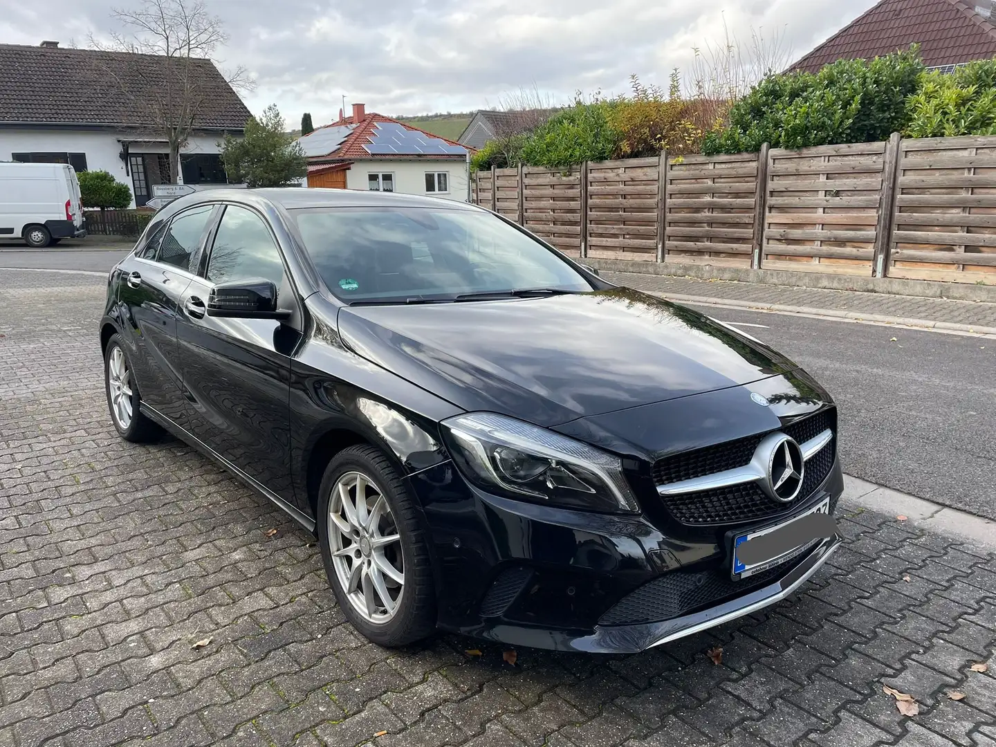 Mercedes-Benz A 180 A 180 7G-DCT Urban Schwarz - 1