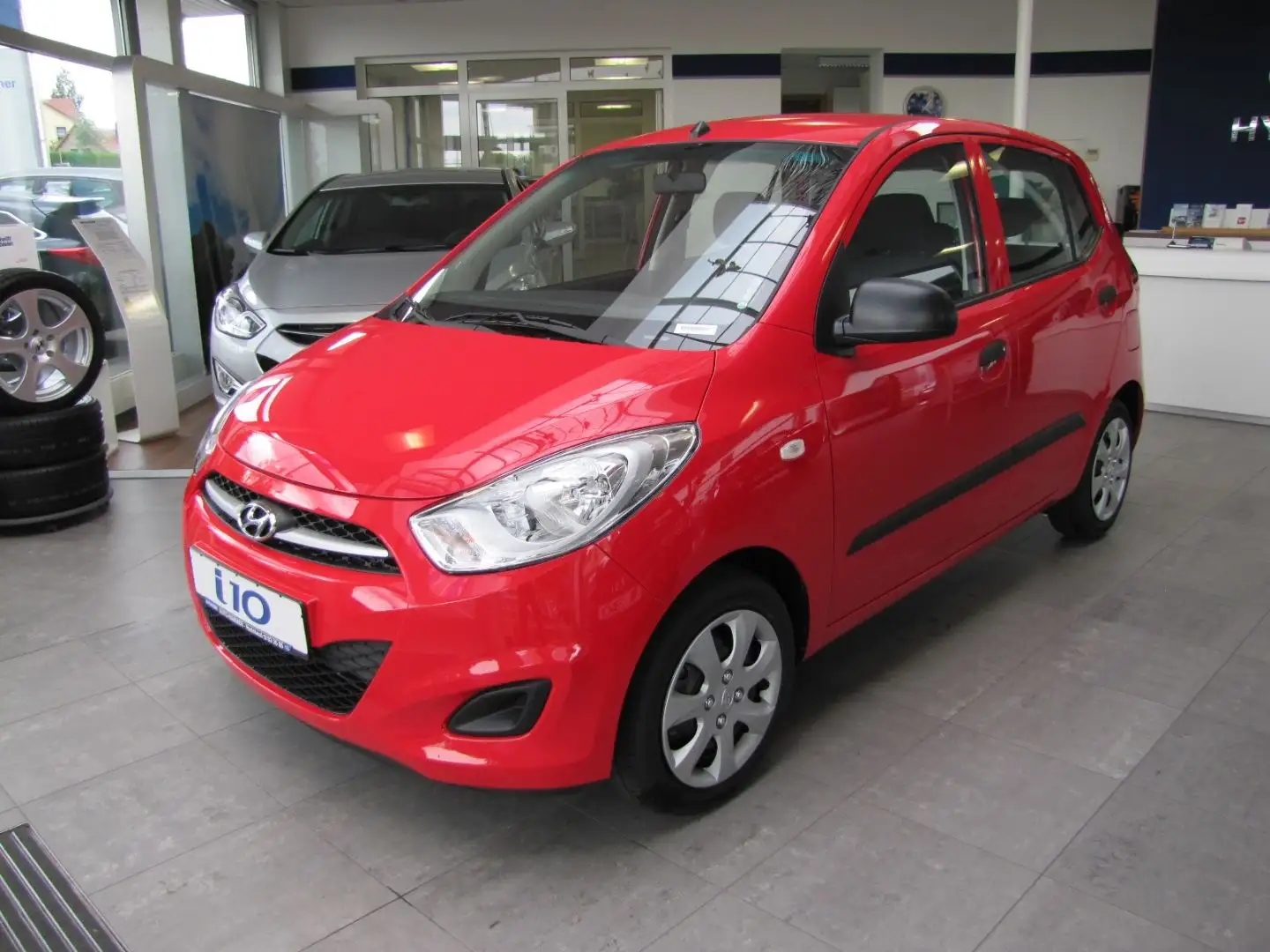 Hyundai i10 1.1 Classic 5 Star Edition wenig KM Rot - 1