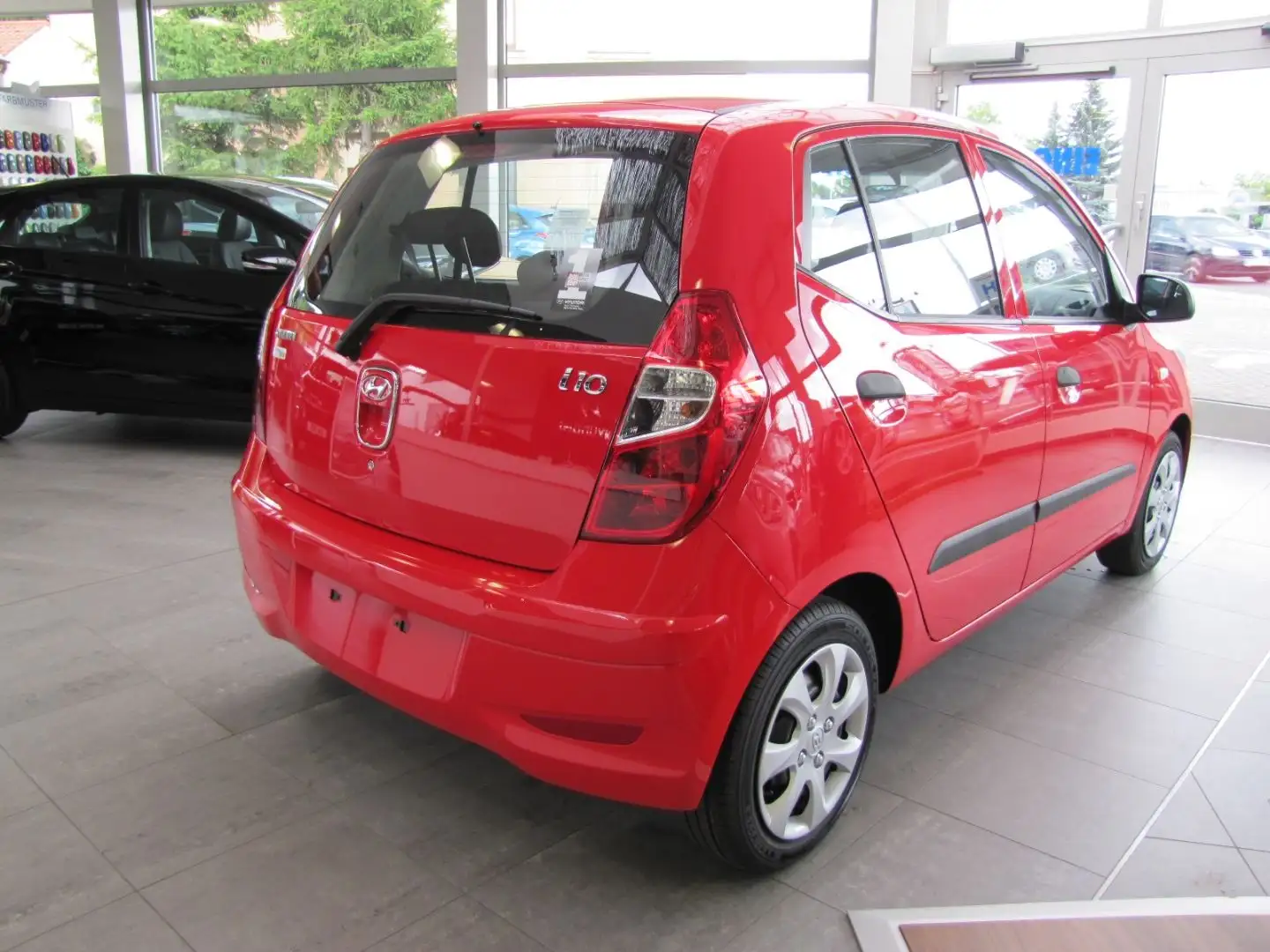 Hyundai i10 1.1 Classic 5 Star Edition wenig KM Rot - 2