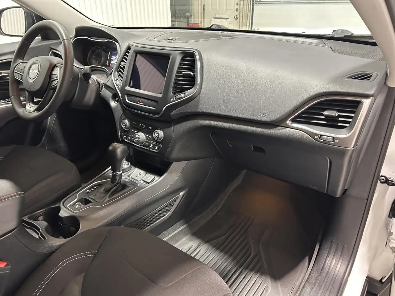 Jeep Cherokee снимка Jeep Cherokee
