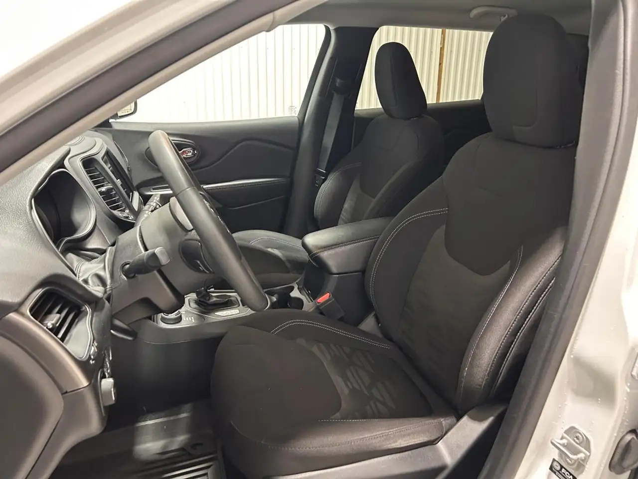 Jeep Cherokee снимка Jeep Cherokee