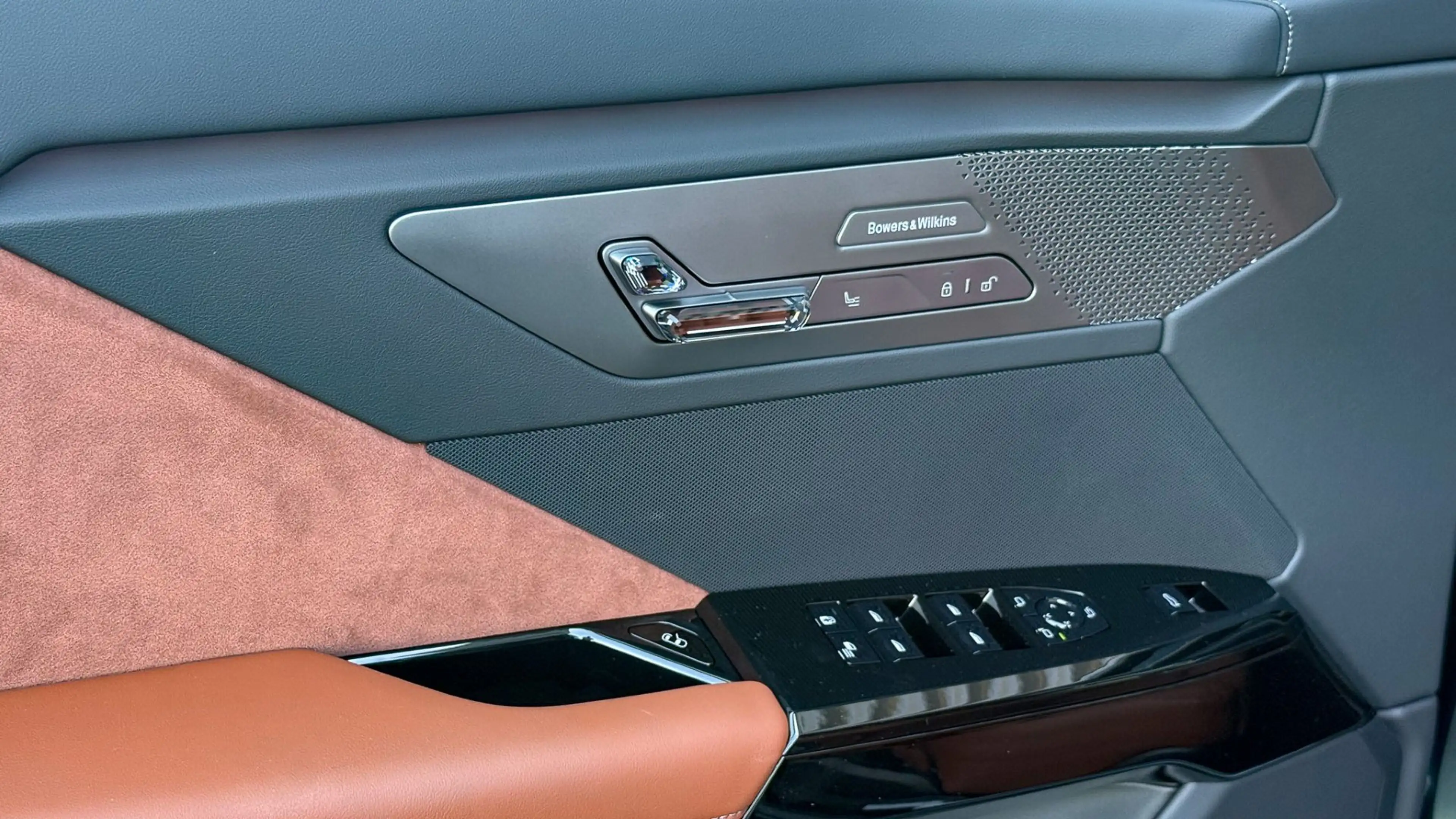 BMW 740 xDrive M-Sportpaket Pro — photo 13
