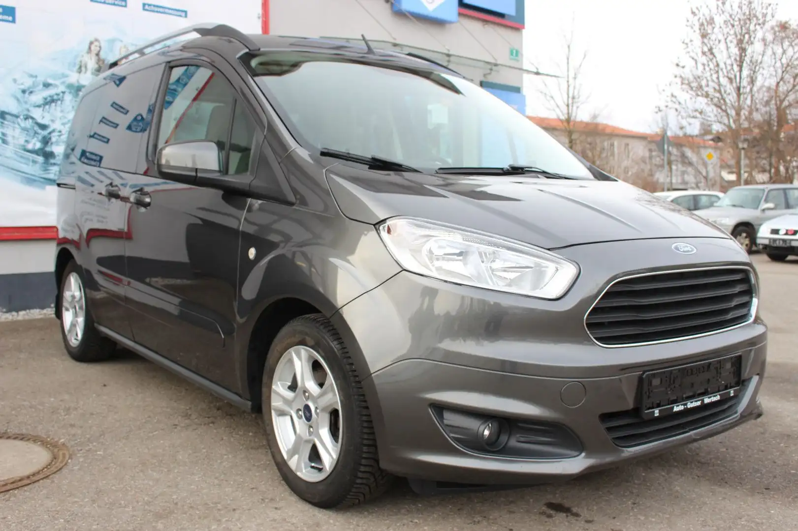Ford Tourneo Courier Titanium Braun - 1