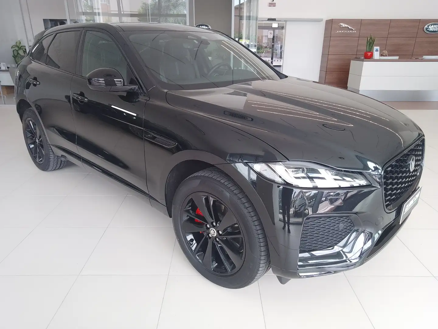 Jaguar F-Pace F-Pace 2.0d i4 mhev R-Dynamic SE awd 204cv auto Noir - 1