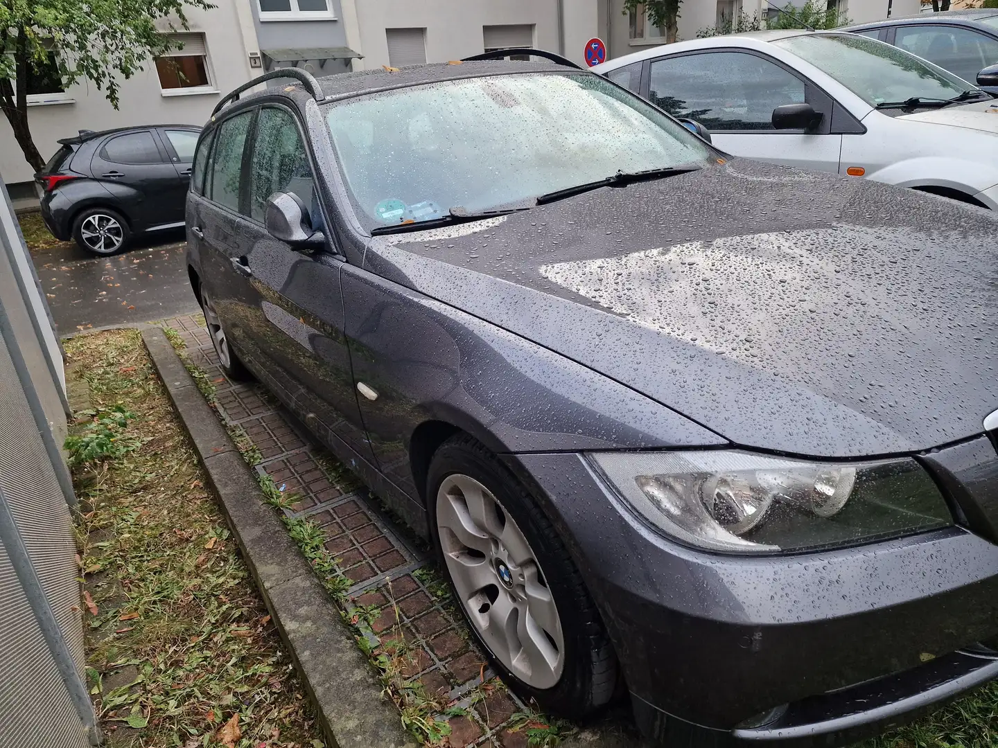 BMW 320 3er Touring 320i Touring Aut. Grau - 2