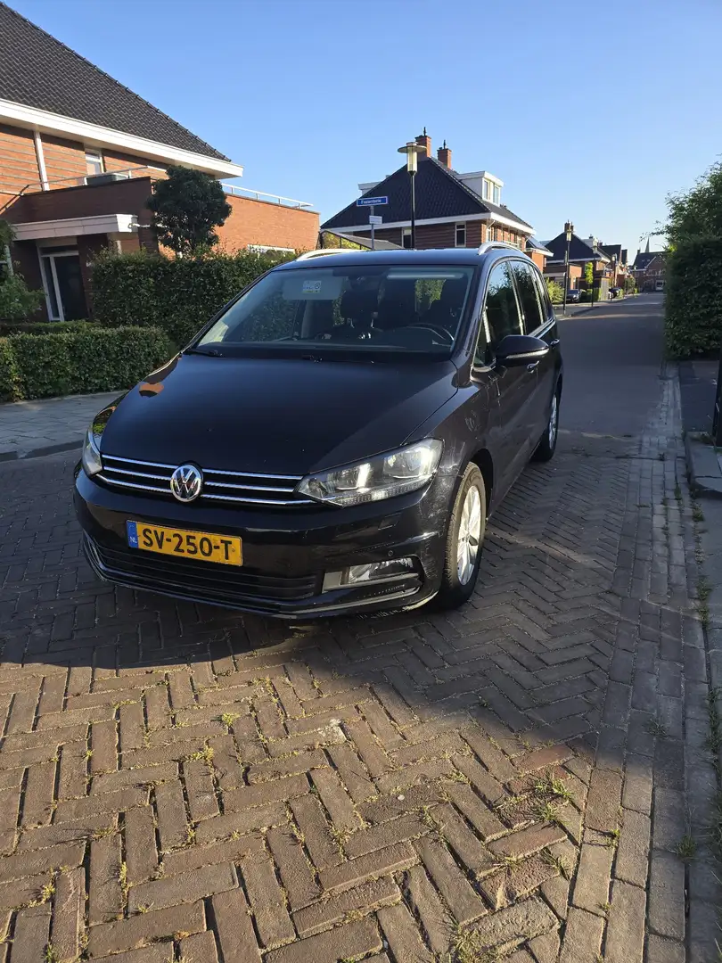 Volkswagen Touran 1.6 TDI SCR HL BnsR7 Zwart - 1