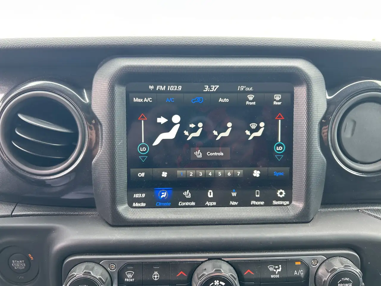 Jeep Wrangler снимка Jeep Wrangler