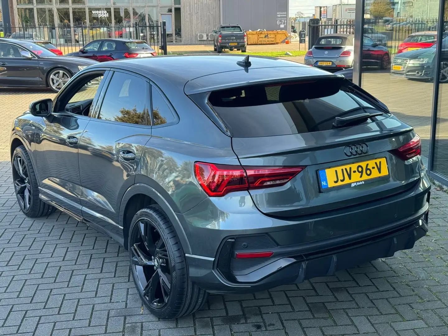 Audi Q3 Sportback 35 TFSI S-Line 3X * Matrix Led * Black P Šedá - 2