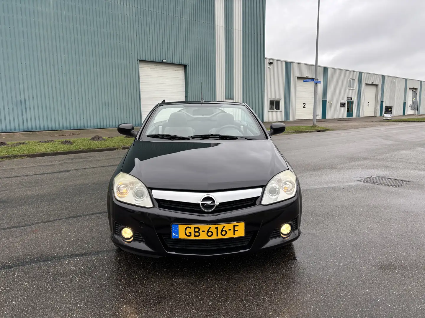 Opel Tigra TwinTop 1.4-16V Cosmo Automaat 90 PK. Zwart - 2