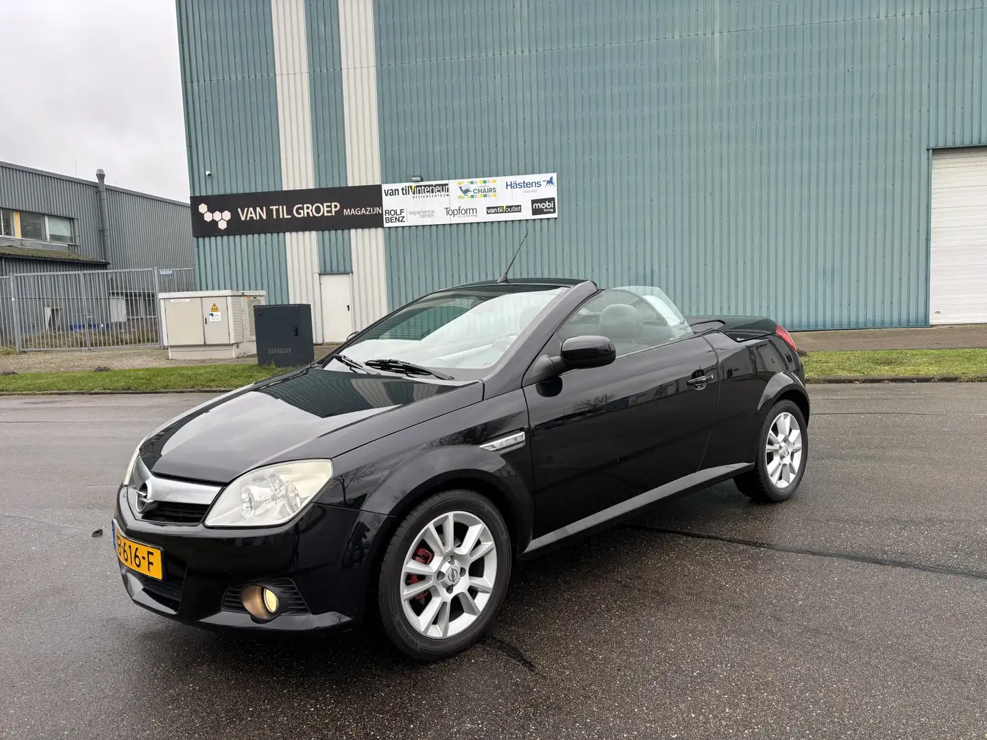 Opel Tigra TwinTop 1.4-16V Cosmo Automaat 90 PK. Zwart - 1