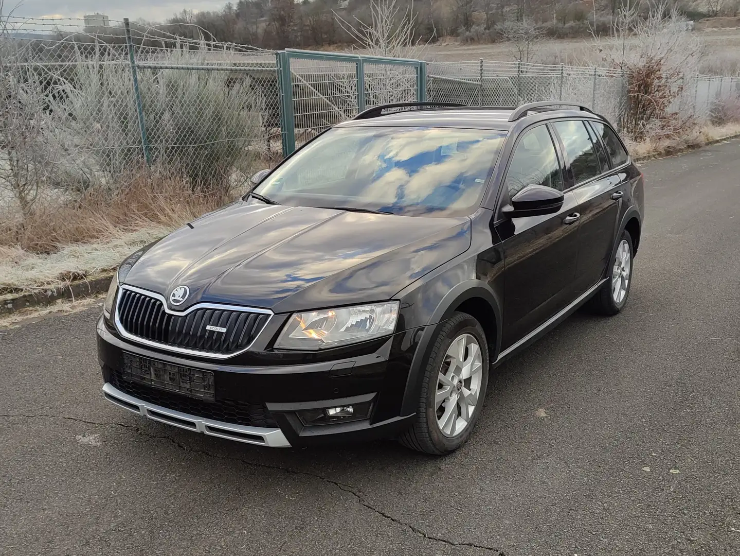 Skoda Octavia Octavia Combi 2.0 TDI 4x4 DSG Scout Schwarz - 2