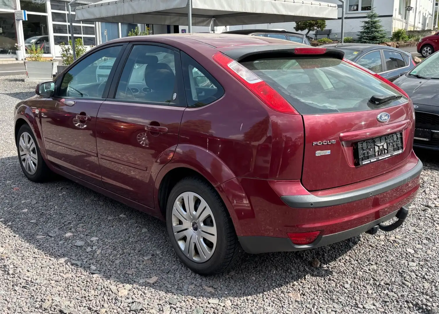 Ford Focus Lim. Ghia Klimaa. 2.0 Rot - 2