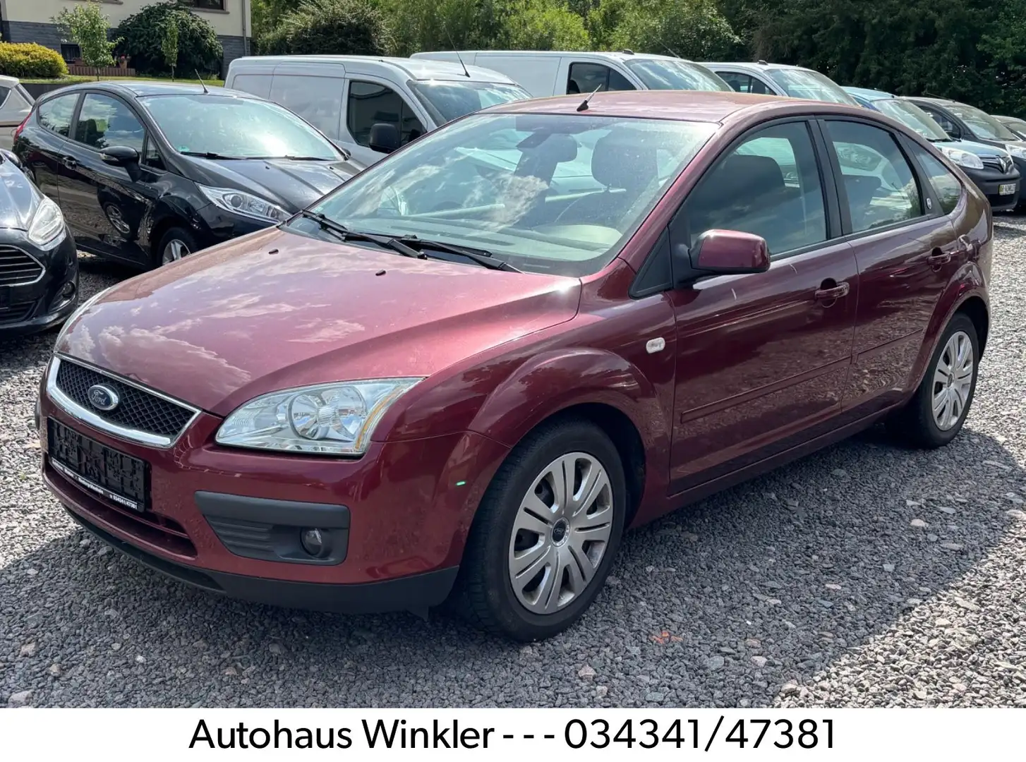 Ford Focus Lim. Ghia Klimaa. 2.0 Rot - 1